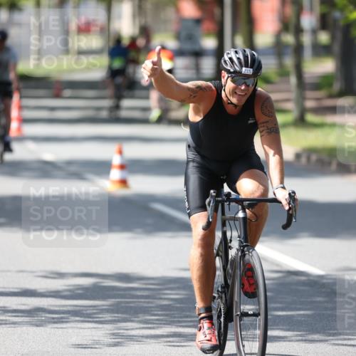 10.08.2025 - GEWOBA Citytriathlon Bremen Yannick Fuchs http://msf.ph/oto/8564052 10.08.2025 14:39:46 Radfahren 80, 90, 101, 124, 215, 217, 274, 334 meine-sportfotos.de