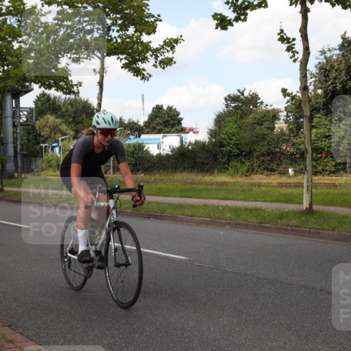 10.08.2025 - GEWOBA Citytriathlon Bremen Yannick Fuchs http://msf.ph/oto/8564207 10.08.2025 12:44:28 Radfahren 586, 669, 693, 703, 713, 746, 800, 819, 911, 965 meine-sportfotos.de