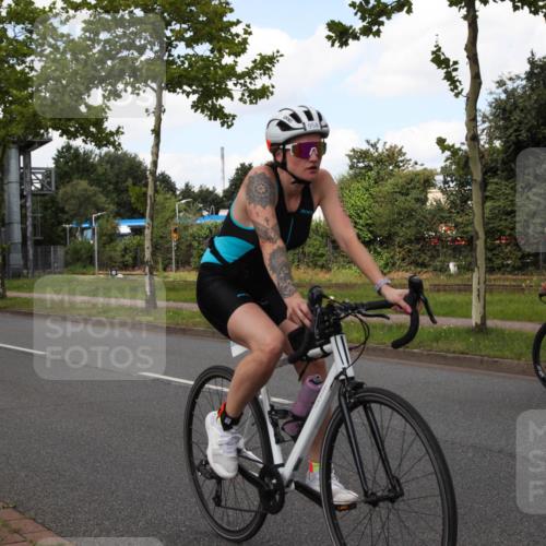 10.08.2025 - GEWOBA Citytriathlon Bremen Yannick Fuchs http://msf.ph/oto/8564239 10.08.2025 12:44:46 Radfahren 586, 607, 638, 716, 786, 800, 809, 819, 958, 1030 meine-sportfotos.de
