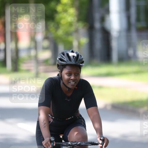 10.08.2025 - GEWOBA Citytriathlon Bremen Yannick Fuchs http://msf.ph/oto/8565236 10.08.2025 14:46:56 Radfahren 128, 140, 158, 320, 396 meine-sportfotos.de