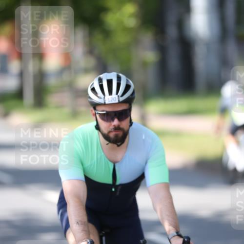 10.08.2025 - GEWOBA Citytriathlon Bremen Yannick Fuchs http://msf.ph/oto/8565677 10.08.2025 14:50:12 Radfahren 120, 293, 322, 352, 356, 400, 410 meine-sportfotos.de
