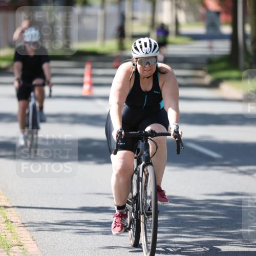 10.08.2025 - GEWOBA Citytriathlon Bremen Yannick Fuchs http://msf.ph/oto/8566427 10.08.2025 14:57:39 Radfahren 340, 398, 413, 420, 437, 452 meine-sportfotos.de