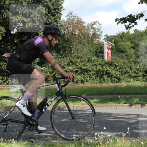 10.08.2025 - GEWOBA Citytriathlon Bremen Yannick Fuchs http://msf.ph/oto/8566524 10.08.2025 12:17:54 Radfahren 553, 560, 566, 741, 765, 794, 867, 933, 977, 1025 meine-sportfotos.de