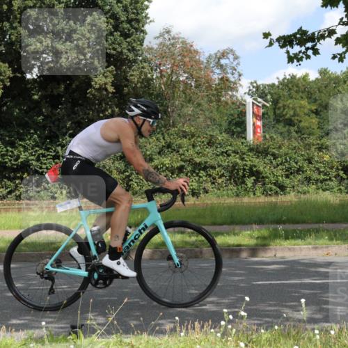 10.08.2025 - GEWOBA Citytriathlon Bremen Yannick Fuchs http://msf.ph/oto/8567750 10.08.2025 12:44:20 Radfahren 661, 669, 693, 703, 713, 731, 746, 911, 965 meine-sportfotos.de