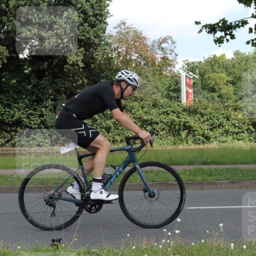 10.08.2025 - GEWOBA Citytriathlon Bremen Yannick Fuchs http://msf.ph/oto/8567760 10.08.2025 12:44:36 Radfahren 586, 607, 669, 800, 809, 819, 911, 958, 965, 1030 meine-sportfotos.de