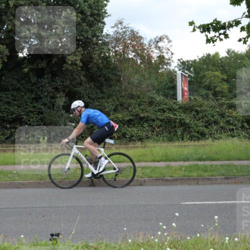 10.08.2025 - GEWOBA Citytriathlon Bremen Yannick Fuchs http://msf.ph/oto/8568087 10.08.2025 12:51:56 Radfahren 604, 664, 680, 973, 977, 1017 meine-sportfotos.de