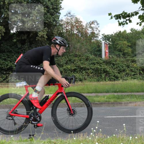 10.08.2025 - GEWOBA Citytriathlon Bremen Yannick Fuchs http://msf.ph/oto/8568155 10.08.2025 12:53:46 Radfahren 631, 739, 1035 meine-sportfotos.de