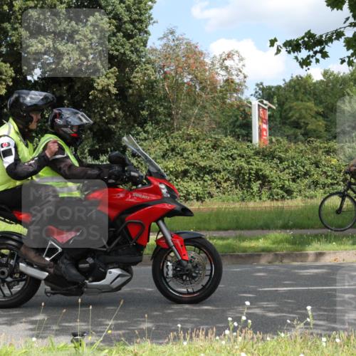 10.08.2025 - GEWOBA Citytriathlon Bremen Yannick Fuchs http://msf.ph/oto/8568250 10.08.2025 12:55:14 Radfahren 563, 696, 714, 761, 766, 794, 877, 982, 1015 meine-sportfotos.de