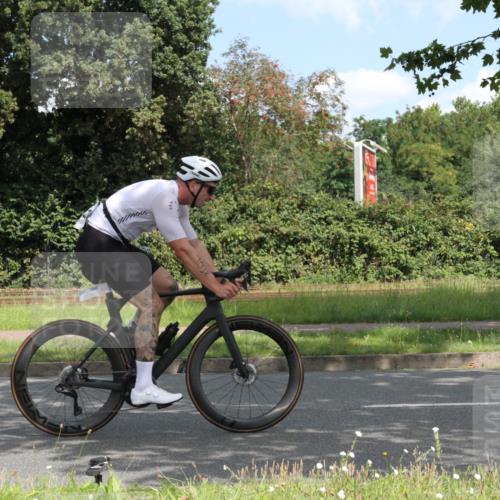 10.08.2025 - GEWOBA Citytriathlon Bremen Yannick Fuchs http://msf.ph/oto/8568494 10.08.2025 12:58:54 Radfahren 602, 705, 762, 802, 870, 885, 910, 921, 1038 meine-sportfotos.de