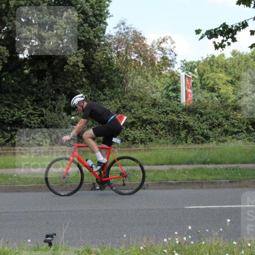 10.08.2025 - GEWOBA Citytriathlon Bremen Yannick Fuchs http://msf.ph/oto/8568568 10.08.2025 13:00:50 Radfahren 581, 613, 646, 669, 677, 684, 785, 862, 1023 meine-sportfotos.de