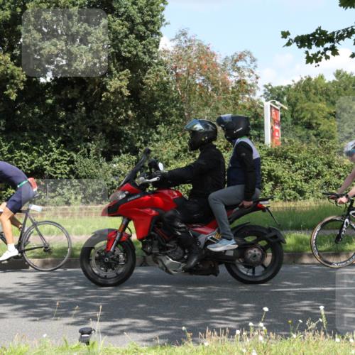 10.08.2025 - GEWOBA Citytriathlon Bremen Yannick Fuchs http://msf.ph/oto/8568934 10.08.2025 13:05:01 Radfahren 590, 629, 645, 745, 884, 916, 929, 951, 1010 meine-sportfotos.de