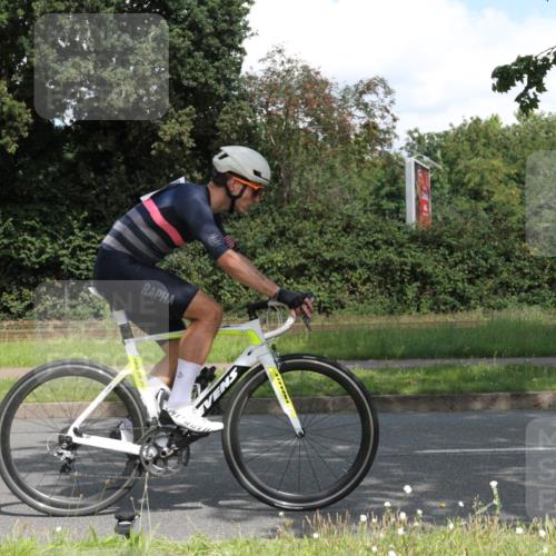 10.08.2025 - GEWOBA Citytriathlon Bremen Yannick Fuchs http://msf.ph/oto/8569208 10.08.2025 13:11:49 Radfahren 635, 667, 750, 894, 933, 937, 966, 1017, 1032 meine-sportfotos.de