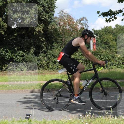 10.08.2025 - GEWOBA Citytriathlon Bremen Yannick Fuchs http://msf.ph/oto/8569378 10.08.2025 13:25:08 Radfahren 981, 1036 meine-sportfotos.de
