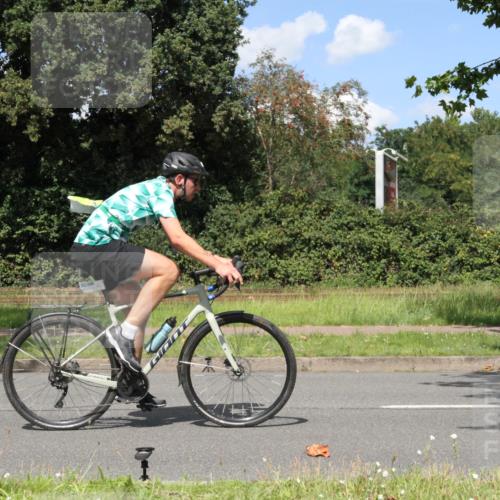 10.08.2025 - GEWOBA Citytriathlon Bremen Yannick Fuchs http://msf.ph/oto/8572028 10.08.2025 14:45:26 Radfahren 202, 221, 247, 332, 349, 360, 532 meine-sportfotos.de