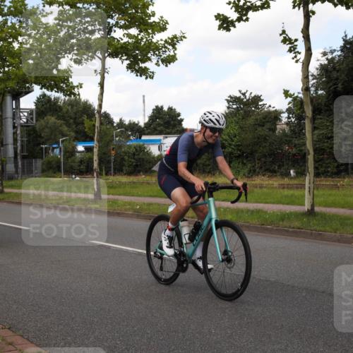 10.08.2025 - GEWOBA Citytriathlon Bremen Yannick Fuchs http://msf.ph/oto/8572655 10.08.2025 12:52:15 Radfahren 599, 603, 701, 708, 738, 834, 858, 891, 905, 973, 977, 1017, 1037 meine-sportfotos.de