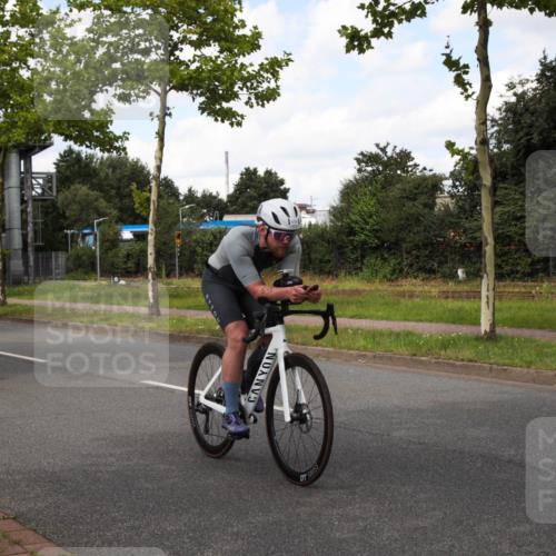 10.08.2025 - GEWOBA Citytriathlon Bremen Yannick Fuchs http://msf.ph/oto/8572840 10.08.2025 12:55:40 Radfahren 636, 658, 729, 779, 804, 843, 880, 1033 meine-sportfotos.de