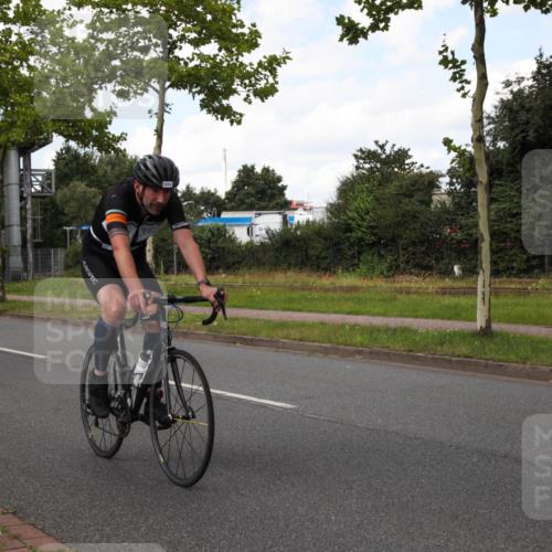 10.08.2025 - GEWOBA Citytriathlon Bremen Yannick Fuchs http://msf.ph/oto/8572875 10.08.2025 12:56:24 Radfahren 555, 567, 589, 662, 678, 721, 737, 764, 814, 831, 844 meine-sportfotos.de