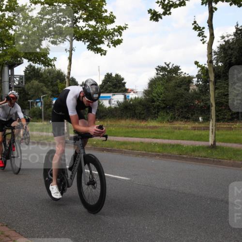10.08.2025 - GEWOBA Citytriathlon Bremen Yannick Fuchs http://msf.ph/oto/8572883 10.08.2025 12:56:32 Radfahren 555, 567, 678, 706, 721, 737, 749, 764, 772, 782, 814, 831, 844 meine-sportfotos.de