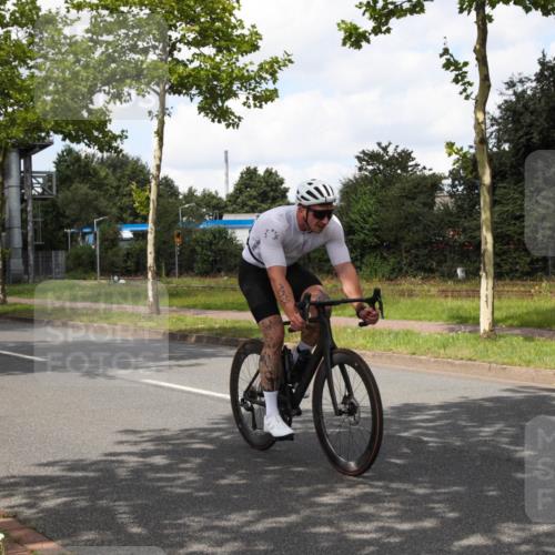 10.08.2025 - GEWOBA Citytriathlon Bremen Yannick Fuchs http://msf.ph/oto/8573093 10.08.2025 12:58:53 Radfahren 602, 705, 762, 802, 870, 885, 910, 921, 1038 meine-sportfotos.de