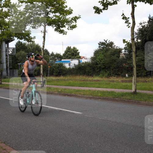 10.08.2025 - GEWOBA Citytriathlon Bremen Yannick Fuchs http://msf.ph/oto/8573183 10.08.2025 13:01:03 Radfahren 646, 669, 677, 684, 713, 837, 862, 926, 944, 1001 meine-sportfotos.de
