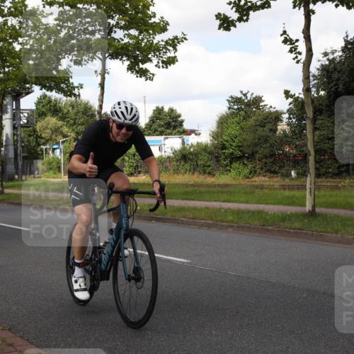 10.08.2025 - GEWOBA Citytriathlon Bremen Yannick Fuchs http://msf.ph/oto/8573195 10.08.2025 13:01:30 Radfahren 608, 663, 716, 754, 800, 816, 829, 851 meine-sportfotos.de