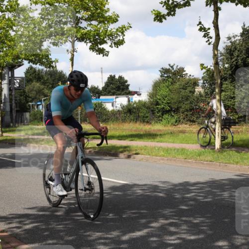 10.08.2025 - GEWOBA Citytriathlon Bremen Yannick Fuchs http://msf.ph/oto/8573199 10.08.2025 13:01:37 Radfahren 608, 663, 703, 716, 754, 800, 816, 819, 828, 851 meine-sportfotos.de