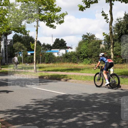 10.08.2025 - GEWOBA Citytriathlon Bremen Yannick Fuchs http://msf.ph/oto/8573209 10.08.2025 13:01:41 Radfahren 608, 663, 703, 716, 754, 800, 816, 819, 828, 851, 923, 953 meine-sportfotos.de
