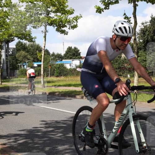 10.08.2025 - GEWOBA Citytriathlon Bremen Yannick Fuchs http://msf.ph/oto/8573533 10.08.2025 13:04:26 Radfahren 583, 640, 674, 675, 751, 769, 799, 808, 875, 939, 960, 1013, 1036 meine-sportfotos.de