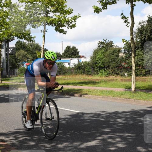 10.08.2025 - GEWOBA Citytriathlon Bremen Yannick Fuchs http://msf.ph/oto/8573554 10.08.2025 13:04:32 Radfahren 583, 674, 675, 751, 799, 808, 875, 909, 939 meine-sportfotos.de