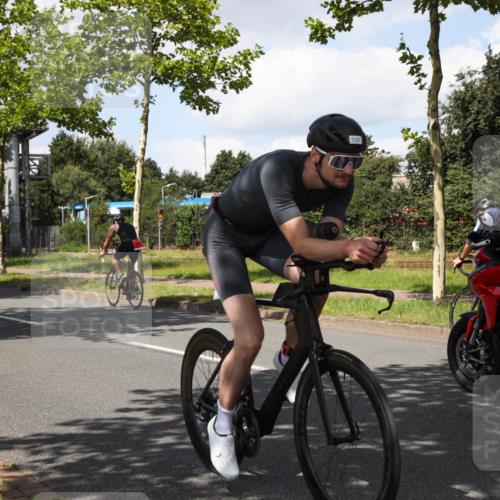 10.08.2025 - GEWOBA Citytriathlon Bremen Yannick Fuchs http://msf.ph/oto/8573589 10.08.2025 13:05:00 Radfahren 590, 629, 645, 745, 884, 929, 930, 951, 1010 meine-sportfotos.de