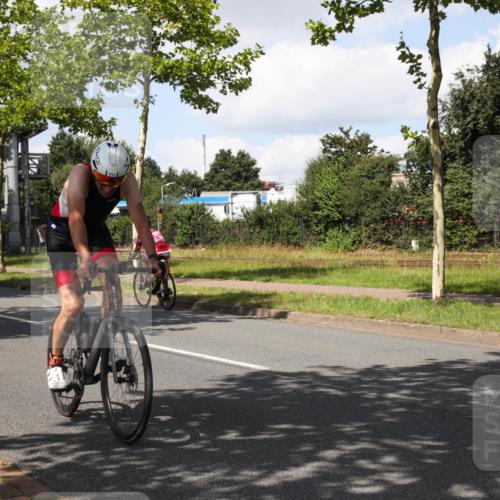 10.08.2025 - GEWOBA Citytriathlon Bremen Yannick Fuchs http://msf.ph/oto/8573600 10.08.2025 13:05:13 Radfahren 587, 590, 622, 641, 645, 745, 884, 916, 928, 943, 958, 1010 meine-sportfotos.de
