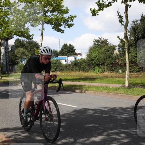 10.08.2025 - GEWOBA Citytriathlon Bremen Yannick Fuchs http://msf.ph/oto/8573876 10.08.2025 13:11:51 Radfahren 635, 667, 750, 894, 933, 937, 966, 1017, 1032 meine-sportfotos.de