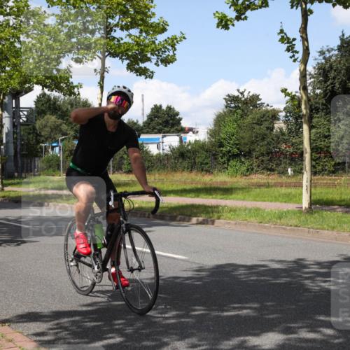 10.08.2025 - GEWOBA Citytriathlon Bremen Yannick Fuchs http://msf.ph/oto/8574014 10.08.2025 13:19:02 Radfahren 671, 709, 726, 899, 975, 1002 meine-sportfotos.de