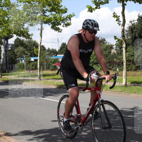 10.08.2025 - GEWOBA Citytriathlon Bremen Yannick Fuchs http://msf.ph/oto/8574168 10.08.2025 13:34:38 Radfahren 593, 865, 905, 924 meine-sportfotos.de