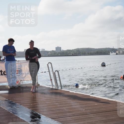 17.08.2025 - KN Förde Triathlon 2025 KatJ http://msf.ph/oto/8576328 17.08.2025 09:13:03 Schwimmen 122, 126, 126 meine-sportfotos.de