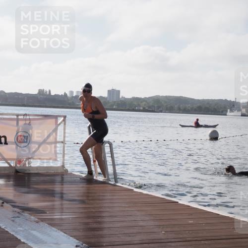 17.08.2025 - KN Förde Triathlon 2025 KatJ http://msf.ph/oto/8577404 17.08.2025 09:17:02 Schwimmen 158, 204, 158 meine-sportfotos.de