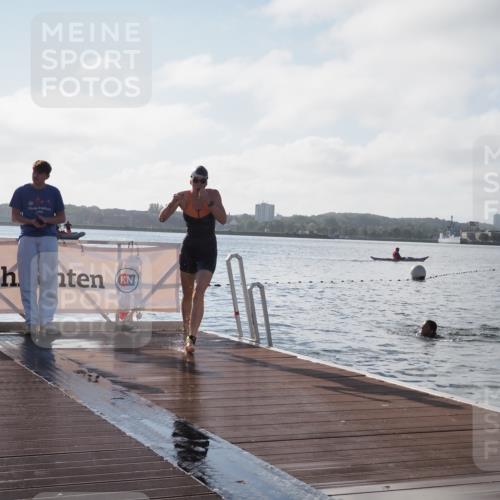 17.08.2025 - KN Förde Triathlon 2025 KatJ http://msf.ph/oto/8577414 17.08.2025 09:17:03 Schwimmen 158, 204, 158 meine-sportfotos.de
