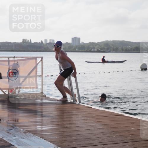 17.08.2025 - KN Förde Triathlon 2025 KatJ http://msf.ph/oto/8579000 17.08.2025 09:20:12 Schwimmen 179, 196, 179, 195, 196 meine-sportfotos.de