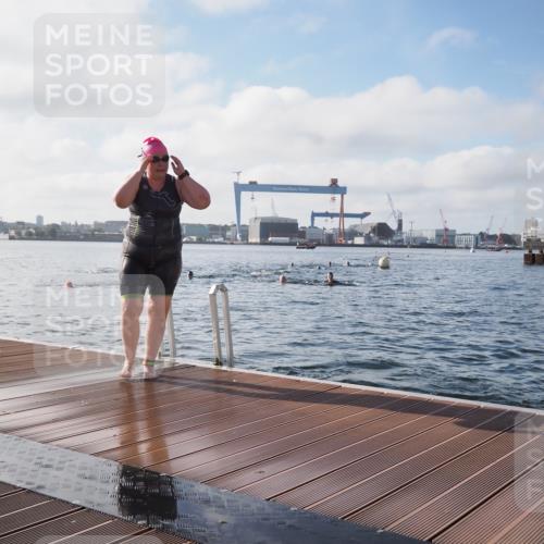 17.08.2025 - KN Förde Triathlon 2025 KatJ http://msf.ph/oto/8579798 17.08.2025 09:21:28 Schwimmen 171, 194, 201, 230, 171, 194, 201, 230 meine-sportfotos.de