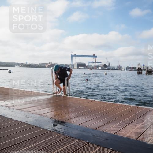 17.08.2025 - KN Förde Triathlon 2025 KatJ http://msf.ph/oto/8580362 17.08.2025 09:22:24 Schwimmen 111, 208, 221, 235, 111, 208, 221, 235 meine-sportfotos.de