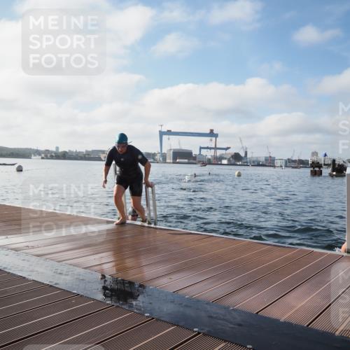 17.08.2025 - KN Förde Triathlon 2025 KatJ http://msf.ph/oto/8580369 17.08.2025 09:22:25 Schwimmen 111, 208, 221, 235, 111, 208, 221, 235 meine-sportfotos.de