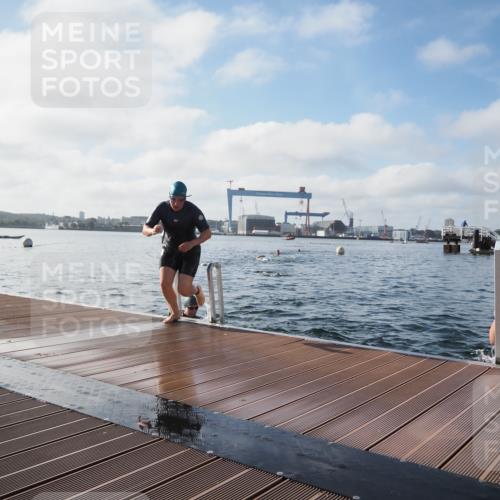 17.08.2025 - KN Förde Triathlon 2025 KatJ http://msf.ph/oto/8580372 17.08.2025 09:22:25 Schwimmen 111, 208, 221, 235, 111, 208, 221, 235 meine-sportfotos.de