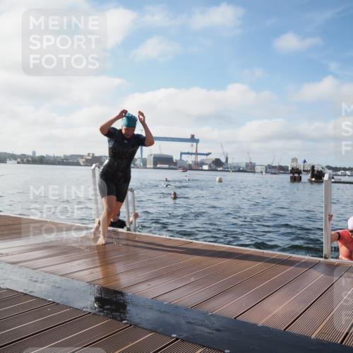 17.08.2025 - KN Förde Triathlon 2025 KatJ http://msf.ph/oto/8580394 17.08.2025 09:22:26 Schwimmen 111, 208, 221, 235, 111, 208, 221, 235 meine-sportfotos.de
