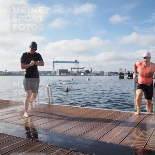 17.08.2025 - KN Förde Triathlon 2025 KatJ http://msf.ph/oto/8580478 17.08.2025 09:22:29 Schwimmen 221, 235, 111, 208, 221, 235 meine-sportfotos.de