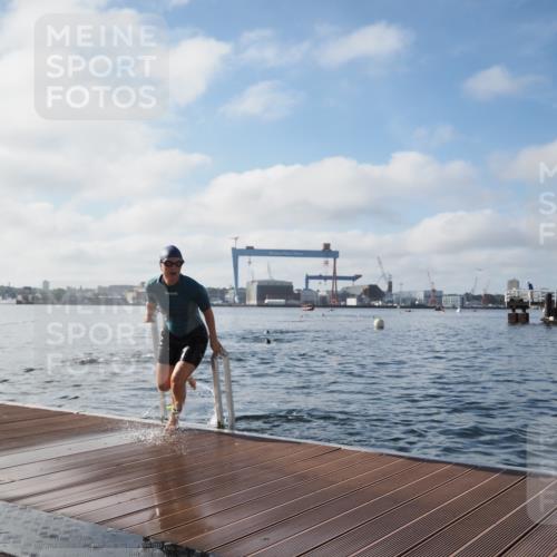17.08.2025 - KN Förde Triathlon 2025 KatJ http://msf.ph/oto/8580506 17.08.2025 09:22:41 Schwimmen 246, 249, 221, 235, 246, 249 meine-sportfotos.de