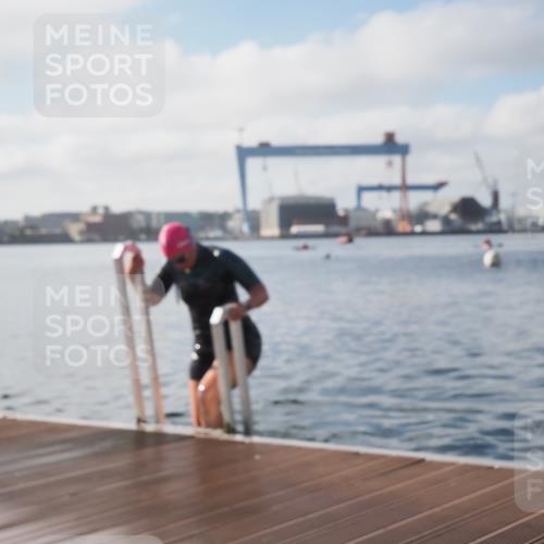 17.08.2025 - KN Förde Triathlon 2025 KatJ http://msf.ph/oto/8581321 17.08.2025 09:25:10 Schwimmen 199, 248, 199, 248, 251 meine-sportfotos.de