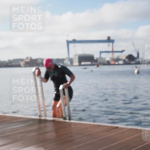 17.08.2025 - KN Förde Triathlon 2025 KatJ http://msf.ph/oto/8581325 17.08.2025 09:25:11 Schwimmen 199, 248, 199, 248 meine-sportfotos.de