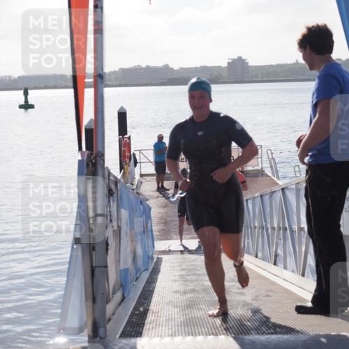 17.08.2025 - KN Förde Triathlon 2025 MichiJ http://msf.ph/oto/8584344 17.08.2025 09:22:31 Schwimmen 111, 208, 221, 221, 235, 246 meine-sportfotos.de