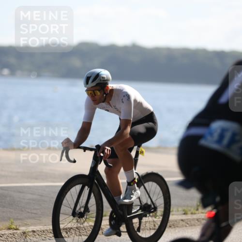 17.08.2025 - KN Förde Triathlon 2025 Yannick Fuchs http://msf.ph/oto/8622386 17.08.2025 11:09:27 Radfahren 266, 312, 316, 331, 608, 279, 312, 358 meine-sportfotos.de
