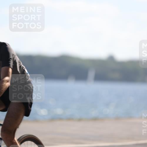 17.08.2025 - KN Förde Triathlon 2025 Yannick Fuchs http://msf.ph/oto/8624112 17.08.2025 11:24:57 Radfahren 300, 306, 328, 356, 373, 389, 606, 635, 303, 389 meine-sportfotos.de